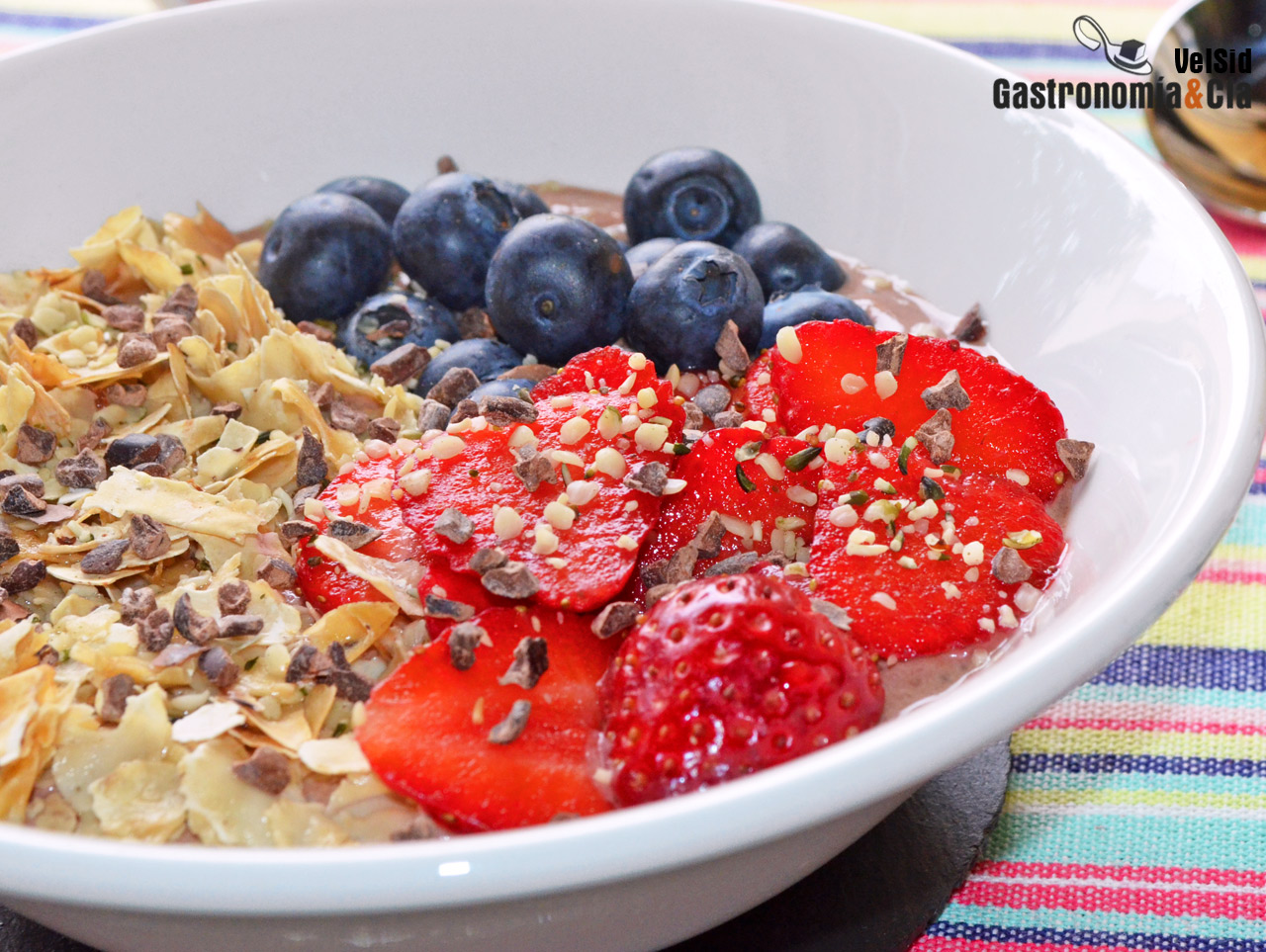 Queso batido con cacao, castañas y frutos rojos