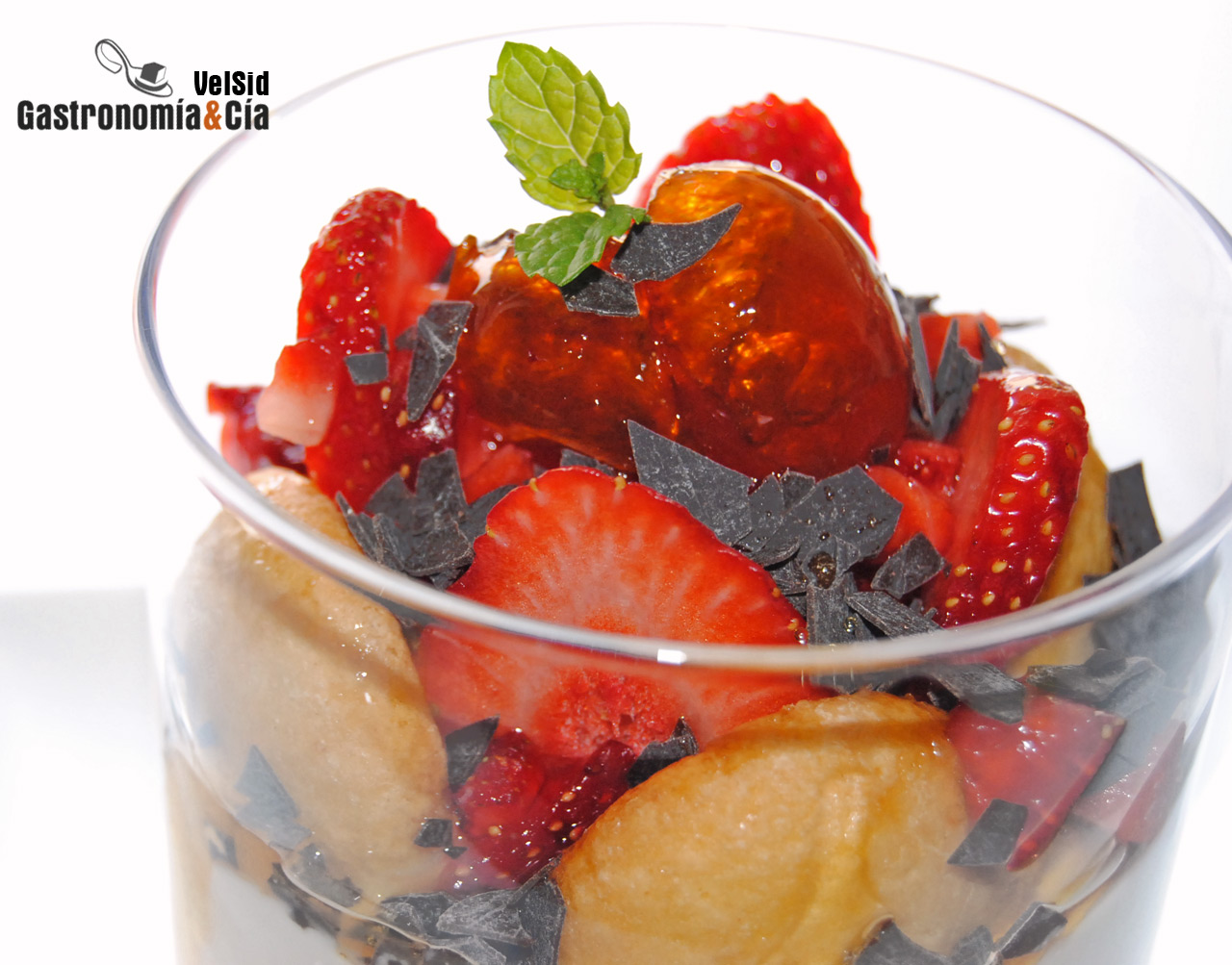 Queso fresco con fresas y kumquats en almíbar