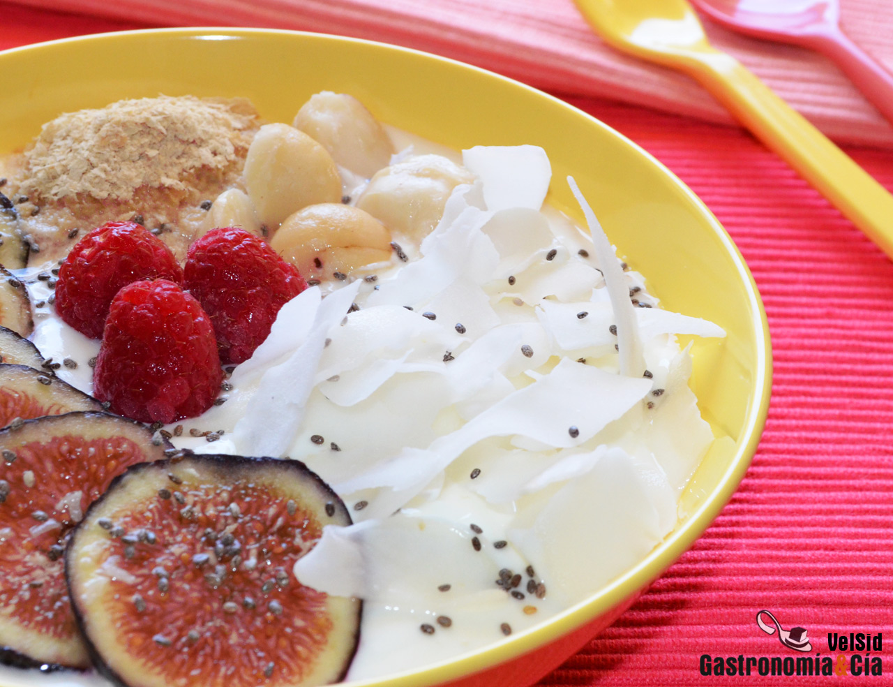 Queso batido con higos y coco