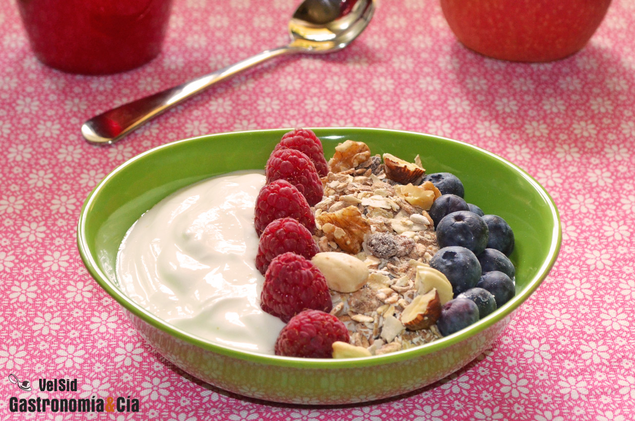 Queso fresco, muesli y frutos rojos