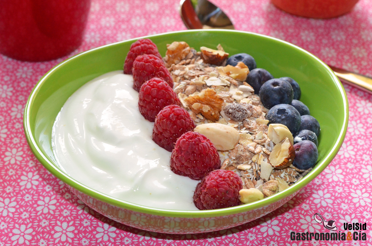 Queso fresco, muesli y frutos rojos