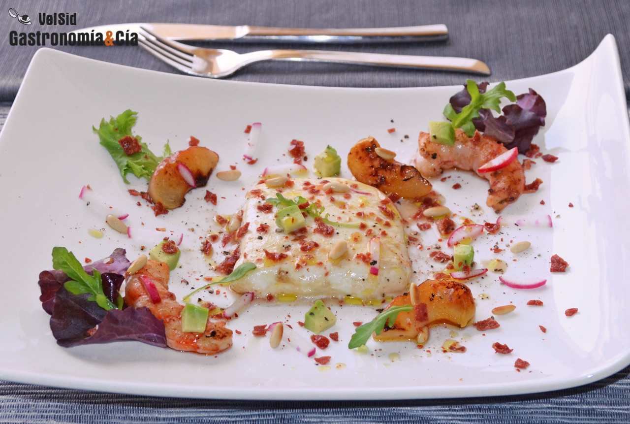 Queso fresco a la plancha con gambas, albaricoques y vi