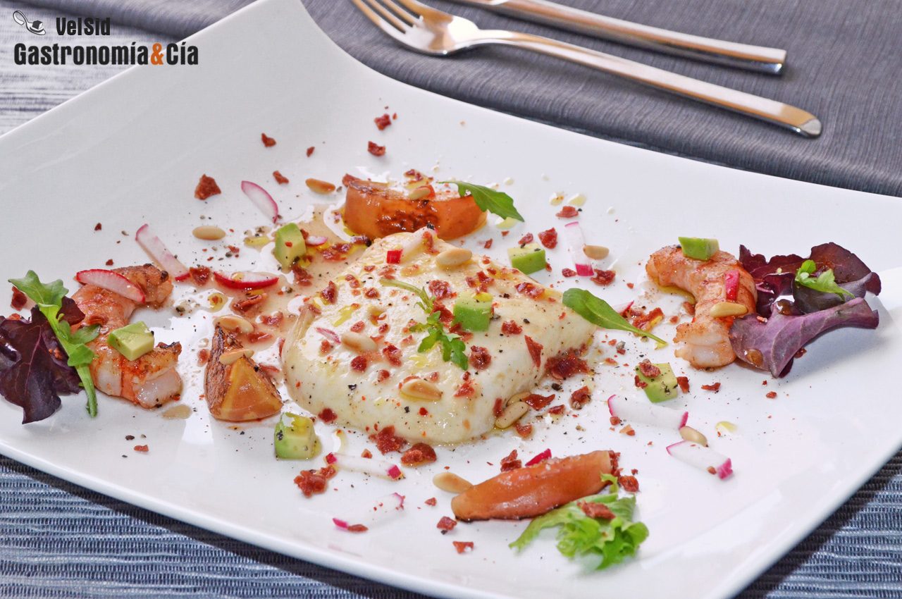 Queso fresco a la plancha con gambas, albaricoques y vi