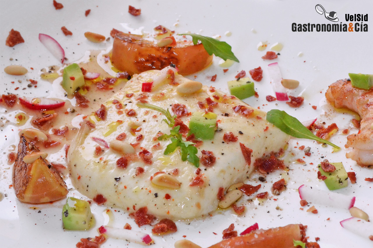 Queso fresco a la plancha con gambas, albaricoques y vi