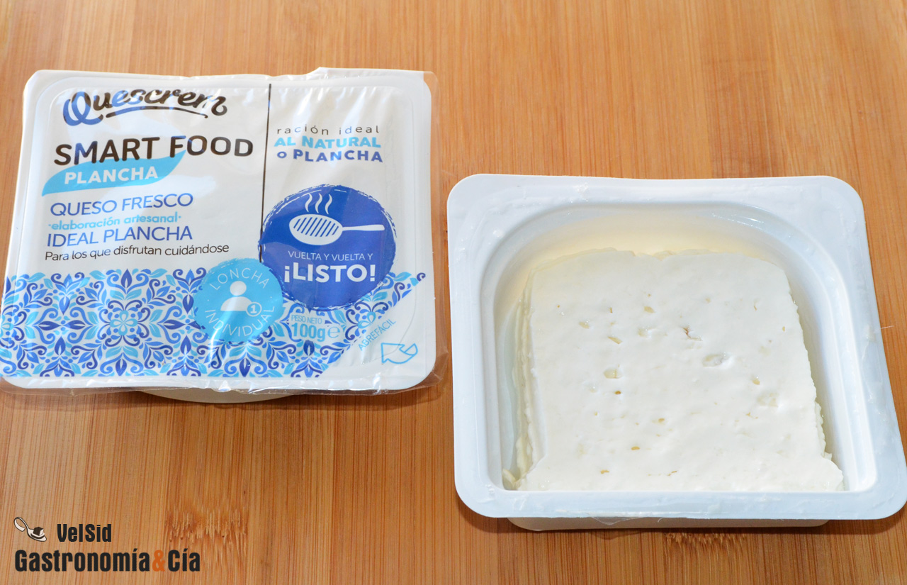 Queso fresco a la plancha con gambas, albaricoques y vi