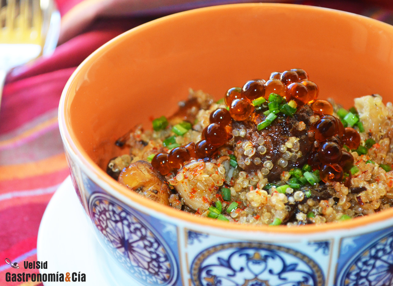 Quinua con shiitake, cebolla negra y esferas de soja