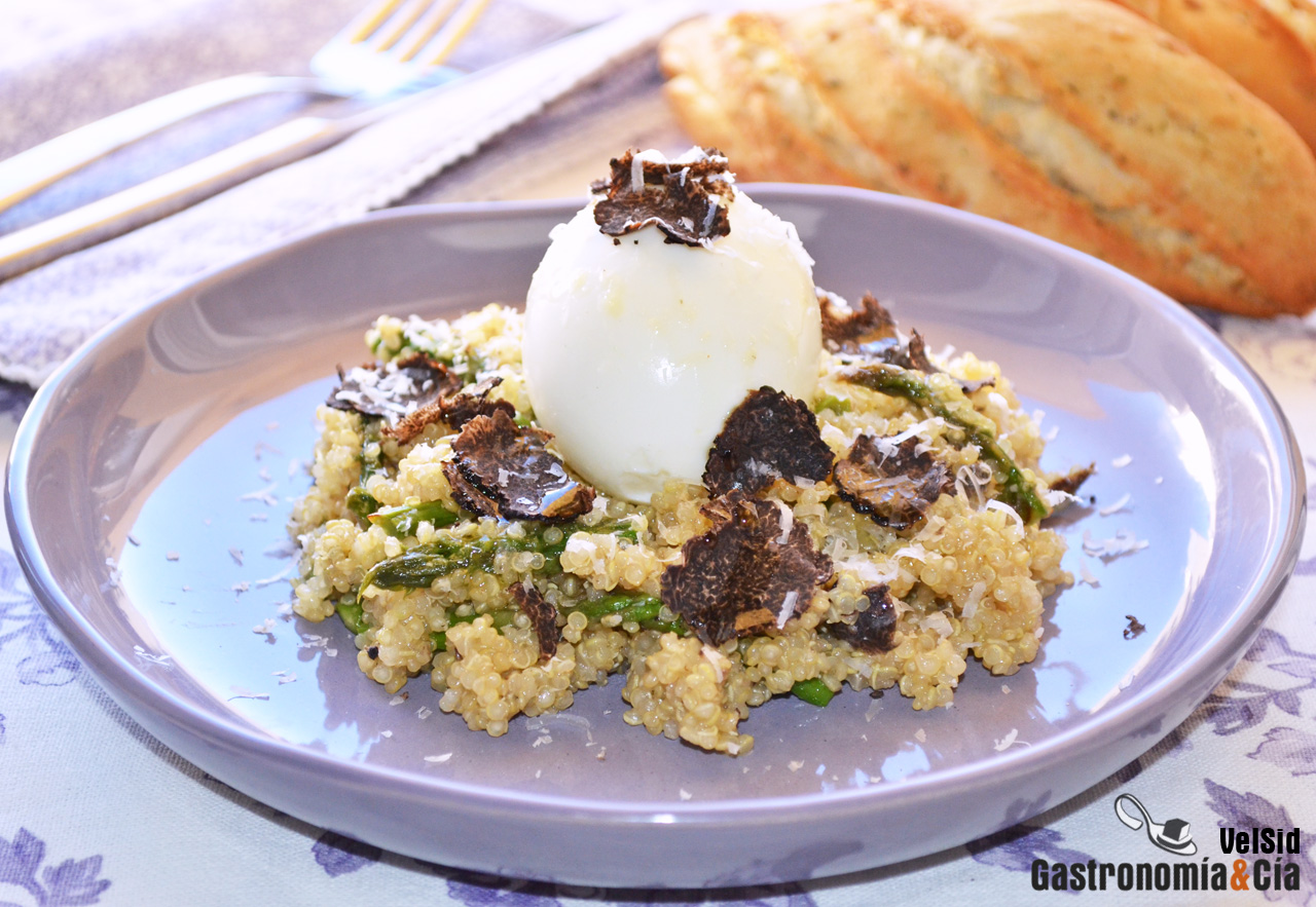 Quinua con espárragos, huevo y trufa