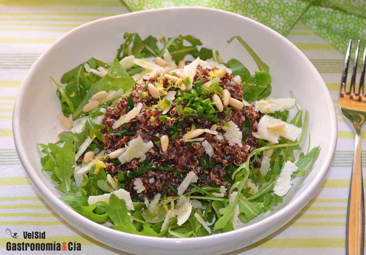Quinua roja con rúcula, parmesano y limón