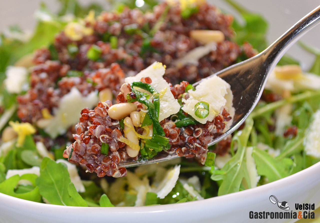 Quinua roja con rúcula, parmesano y limón