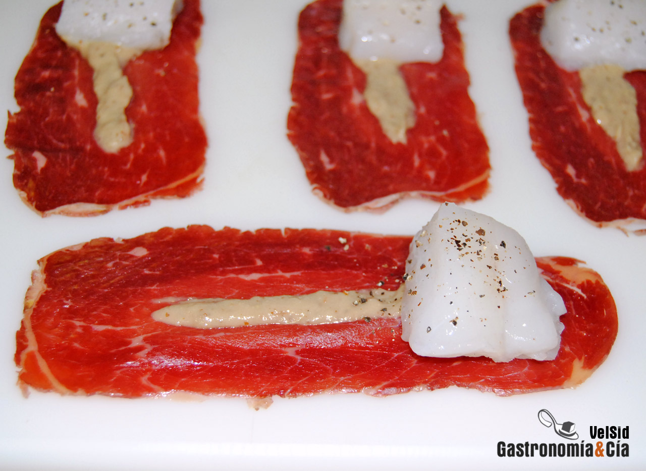 Brocheta de rape y cecina con salsa de mostaza