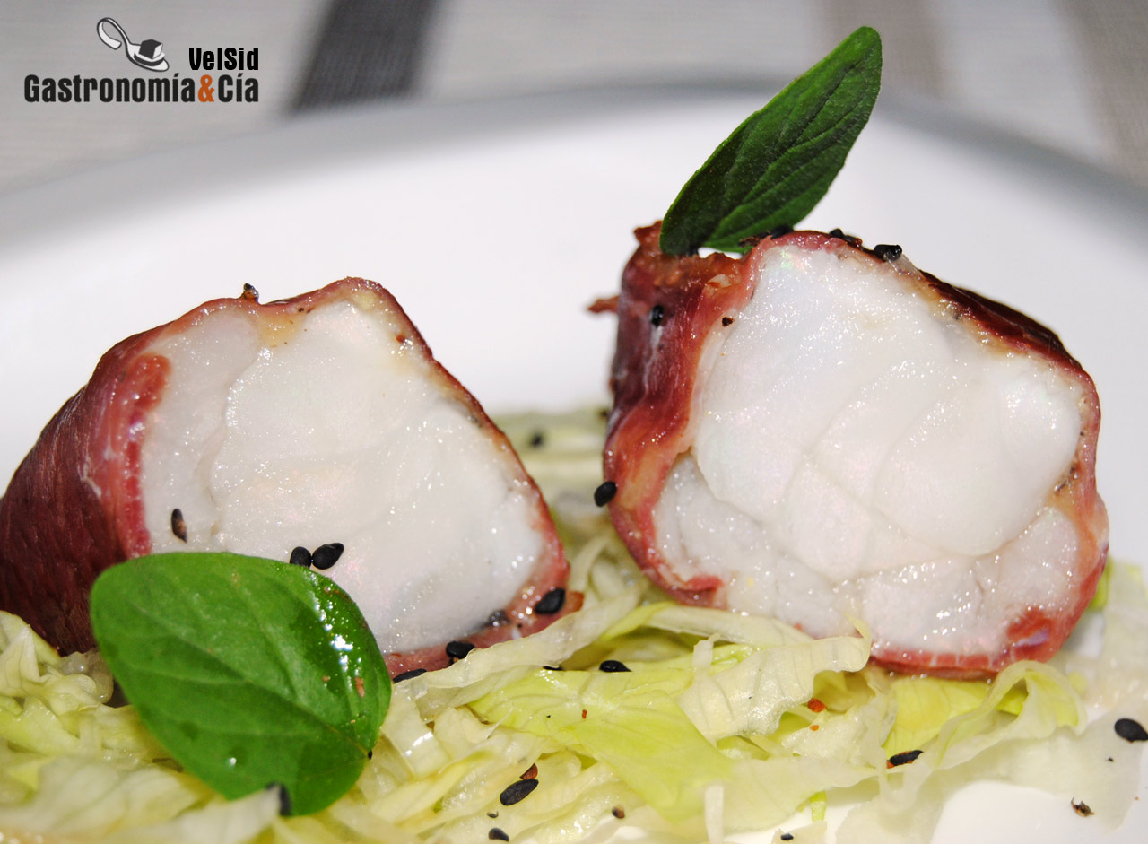 Brocheta de rape y cecina con salsa de mostaza