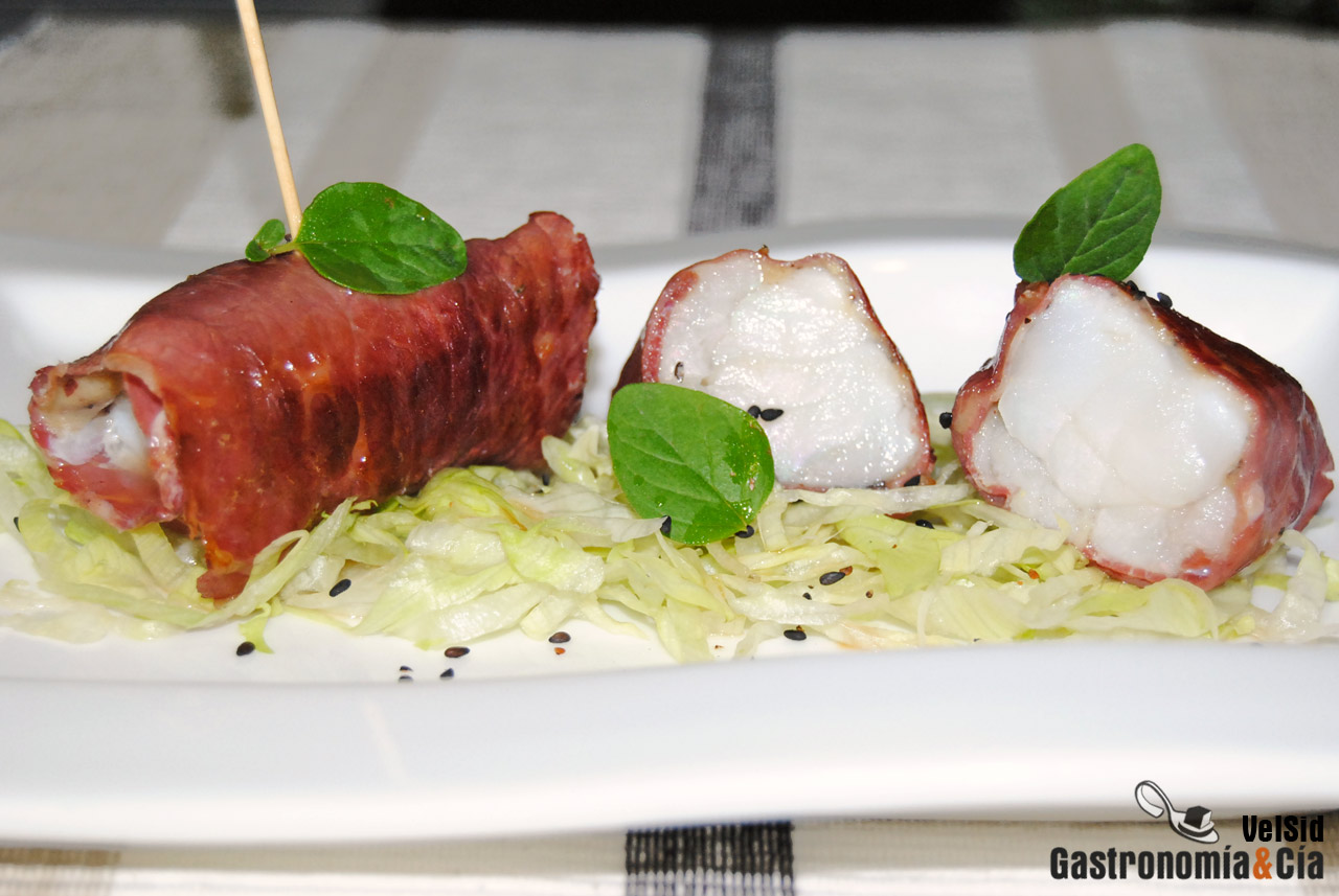 Brocheta de rape y cecina con salsa de mostaza