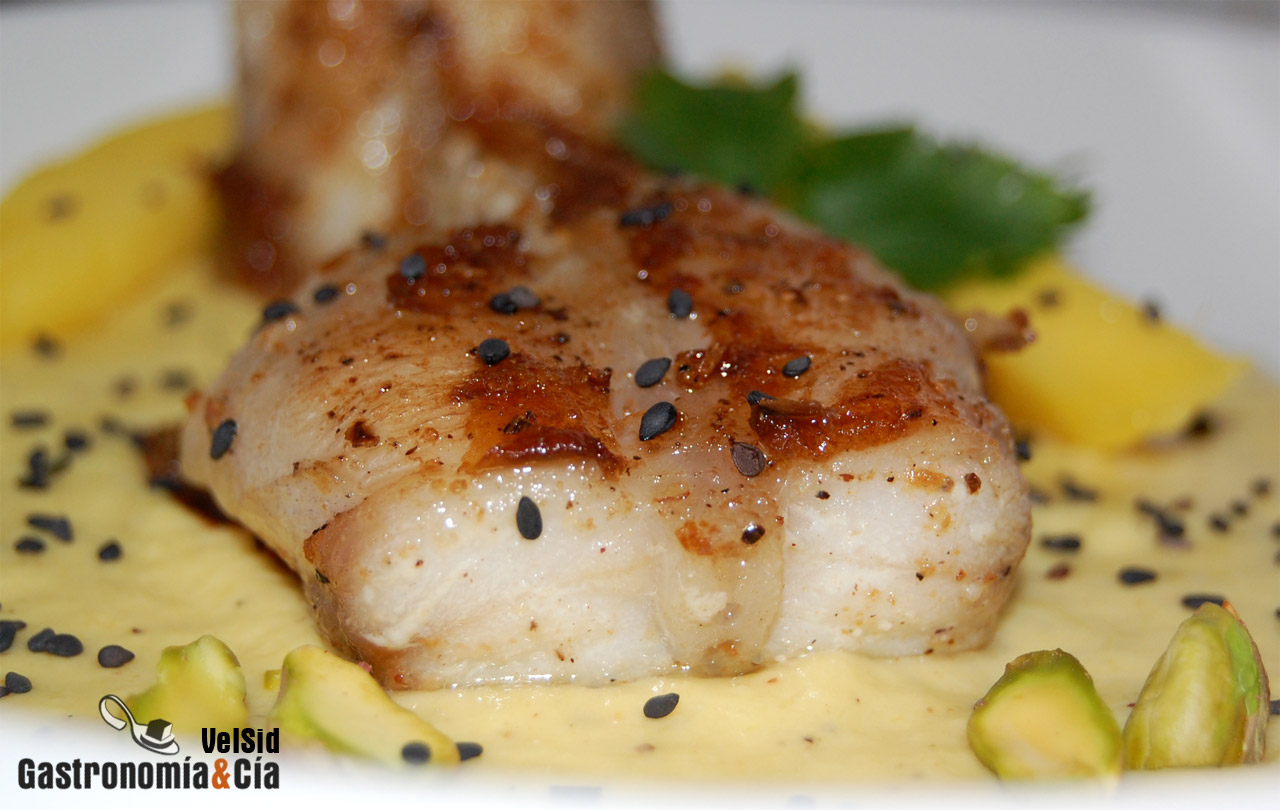 Rape con salsa de mango al curry