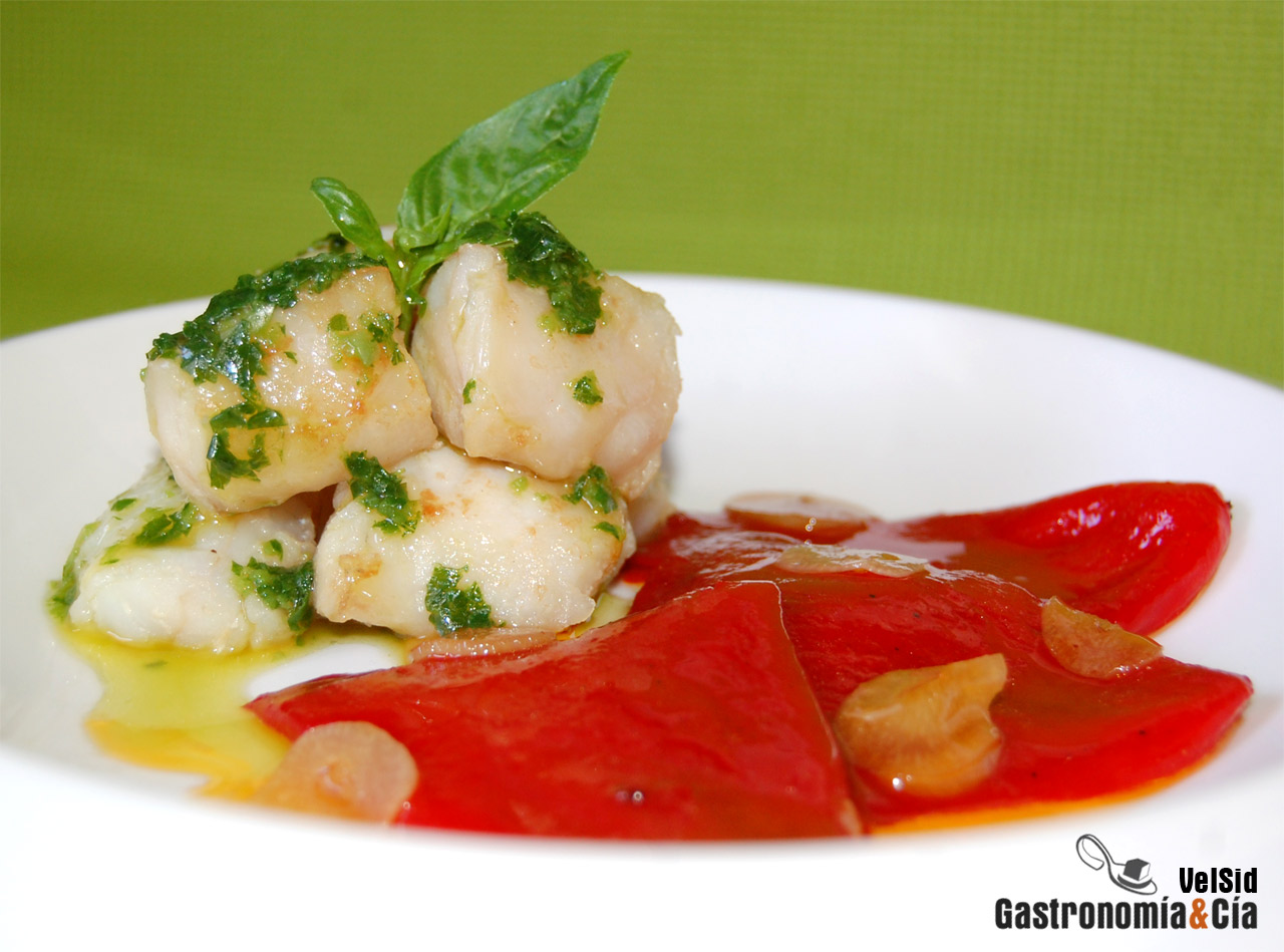 Rape con mojo de albahaca y pimientos confitados