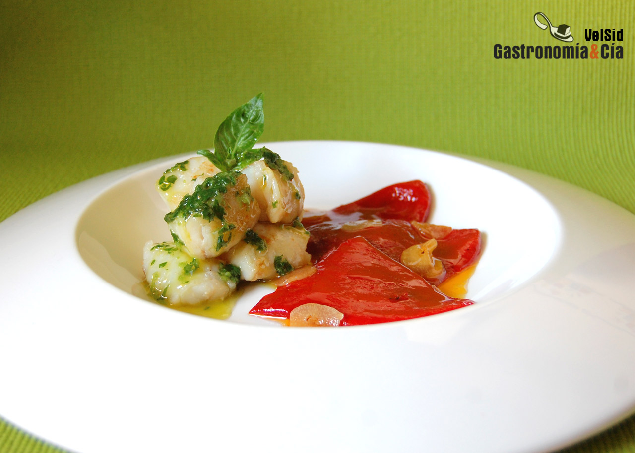 Rape con mojo de albahaca y pimientos confitados