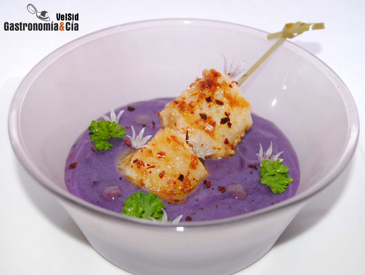 Brocheta de rape con parmentier de patata violeta