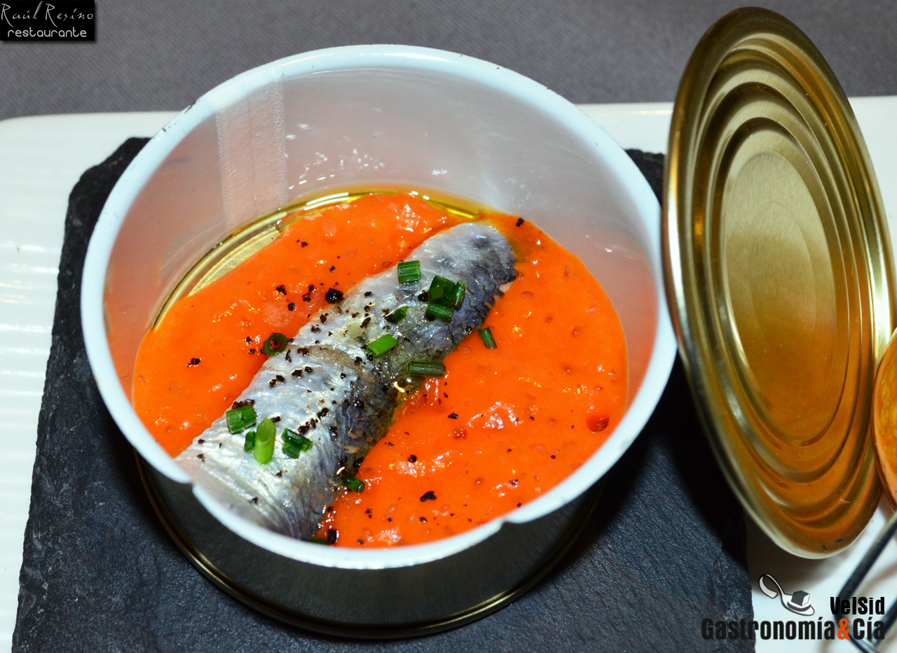 Sardina marinada con espuma de pimiento del piquillo