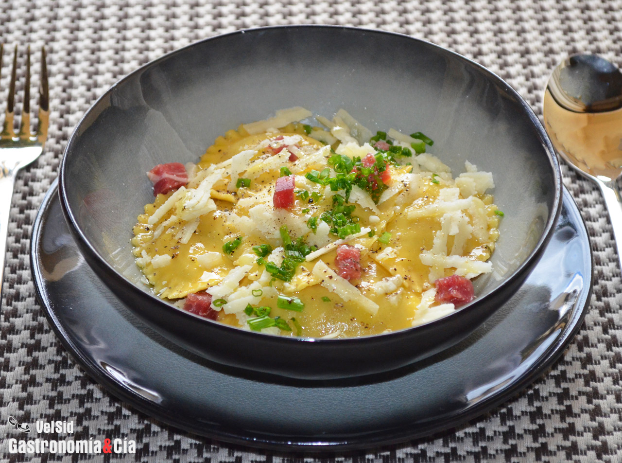 Ravioli de boletus con huevo, pecorino y jamón