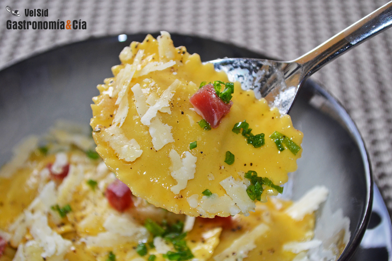 Ravioli de boletus con huevo, pecorino y jamón