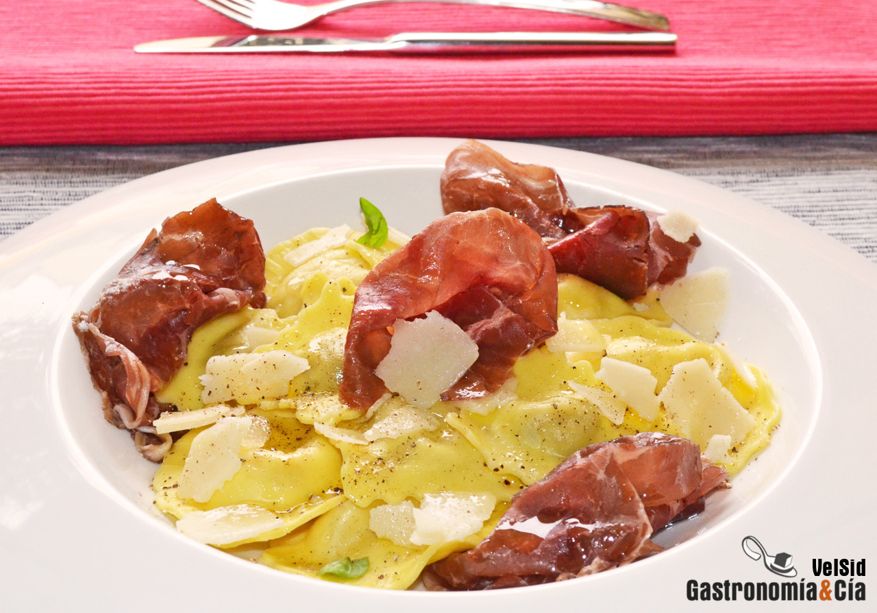 Ravioli de queso y de boletus con carpaccio de cecina y
