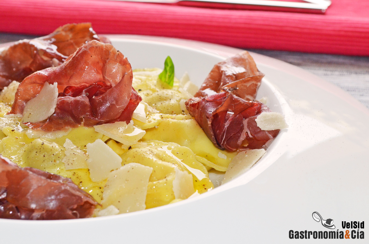 Ravioli de queso y de boletus con carpaccio de cecina y