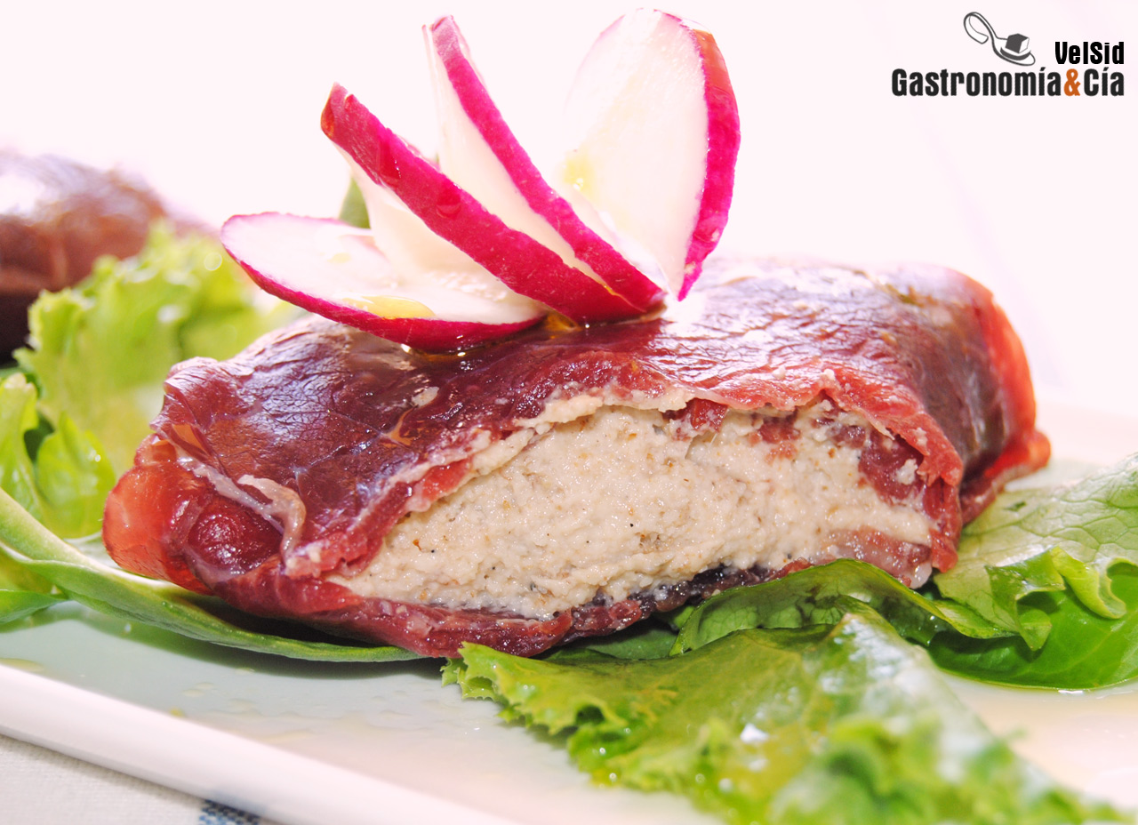 Ravioli de cecina y skordalia de nueces