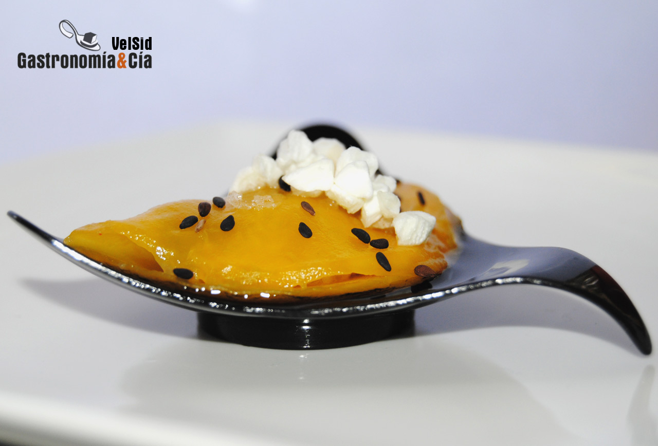Ravioli de mango, langostinos y crispy de yogur