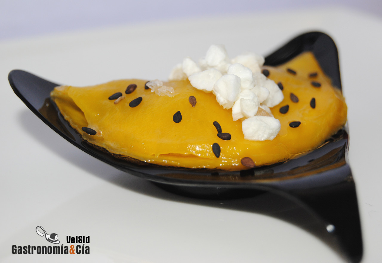 Ravioli de mango, langostinos y crispy de yogur