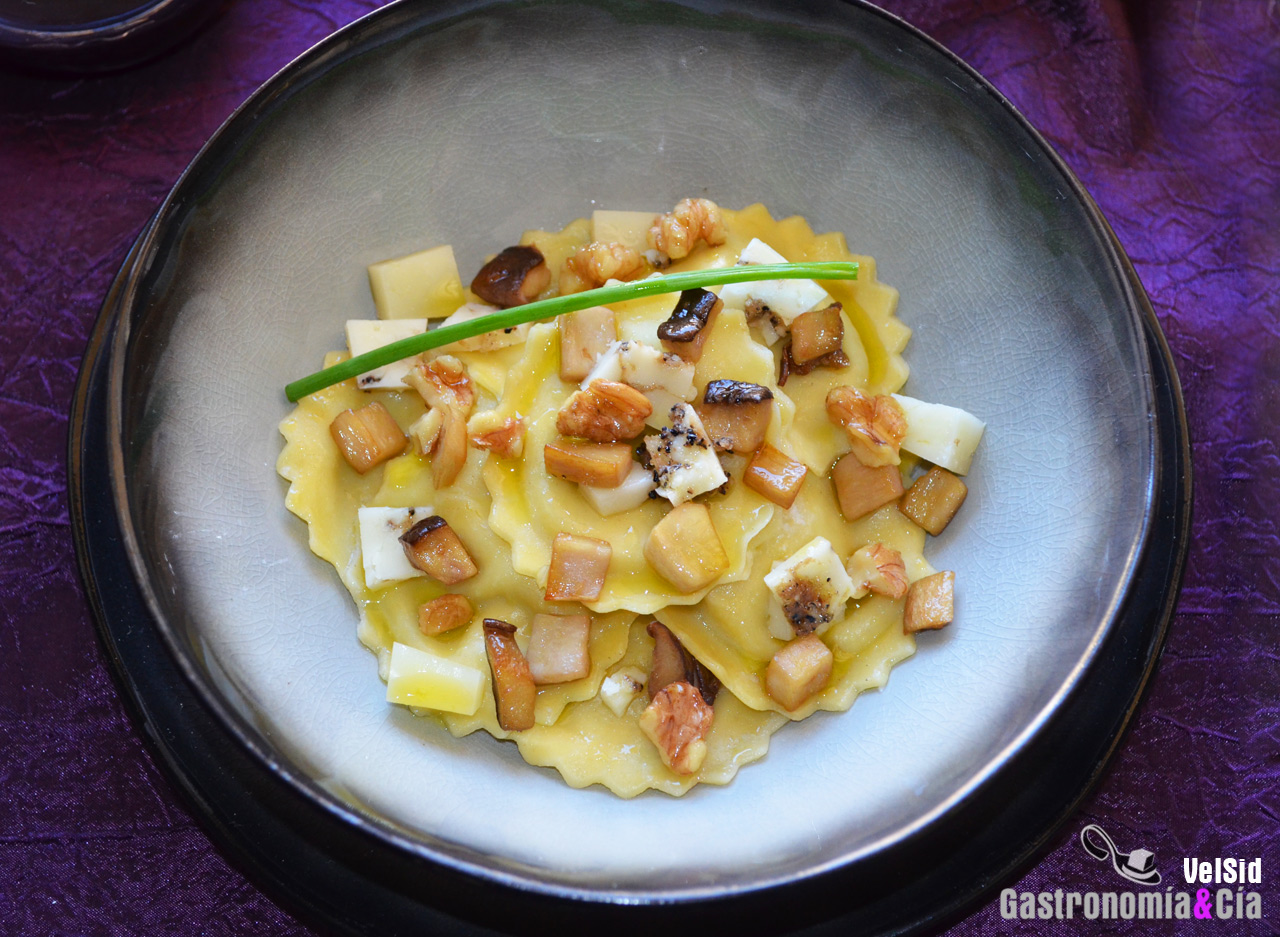 Ravioli de queso y trufa con Pecorino trufado y setas d