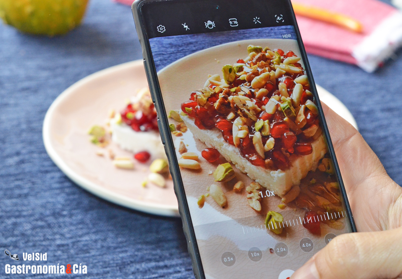 Requesón con granada, frutos secos y miel