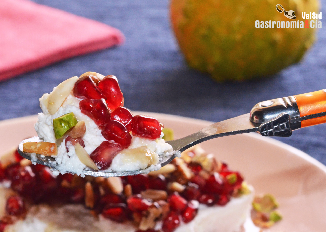 Requesón con granada, frutos secos y miel
