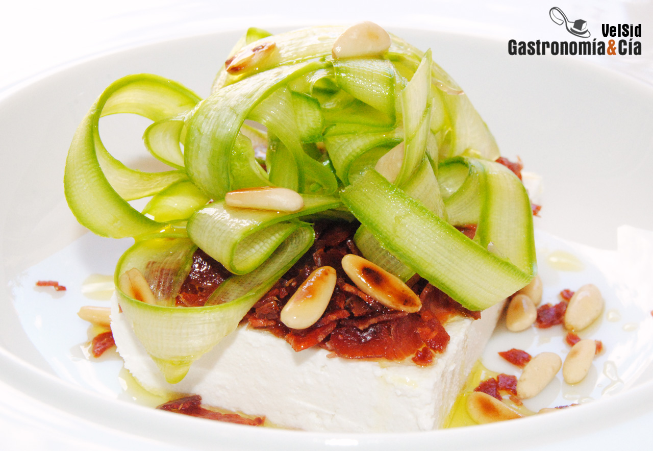 Requesón, jamón crujiente y tallarines de espárrago