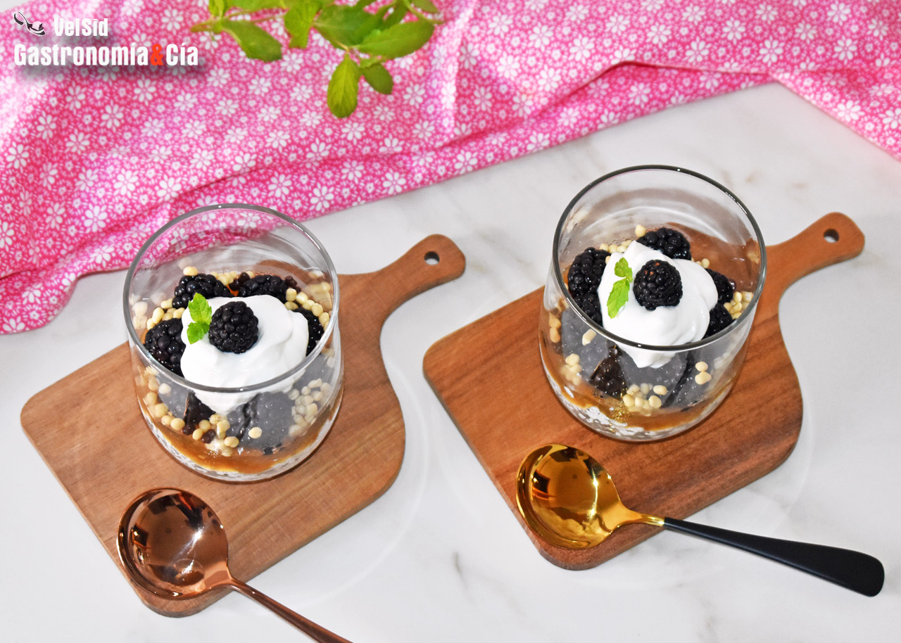 Requesón, manzana y moras