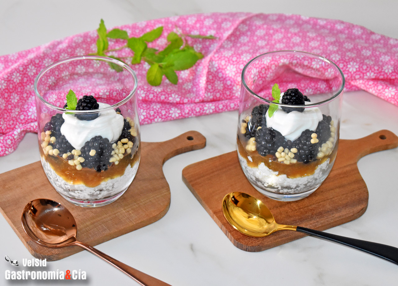 Requesón, manzana y moras