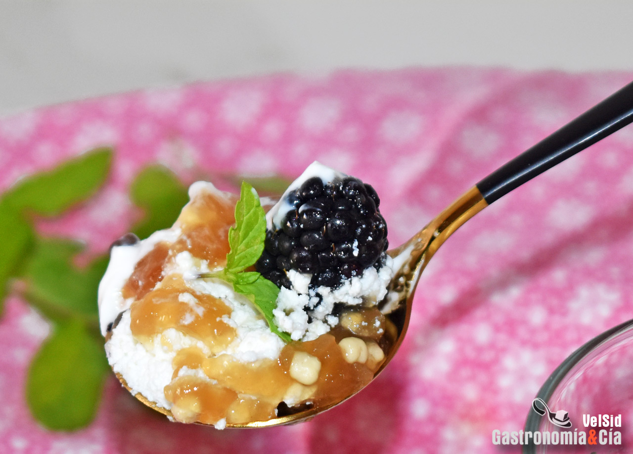 Requesón, manzana y moras