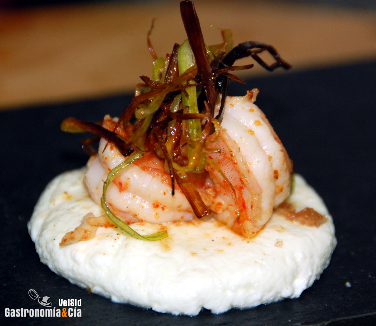 Requesón tostado con langostinos y crujiente de puerro