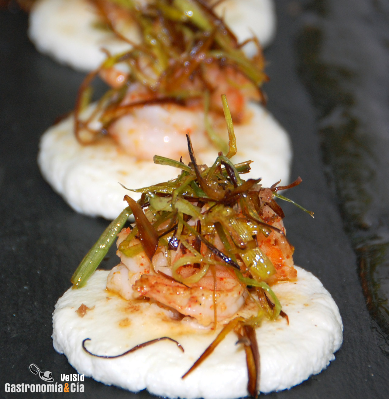 Requesón tostado con langostinos y crujiente de puerro