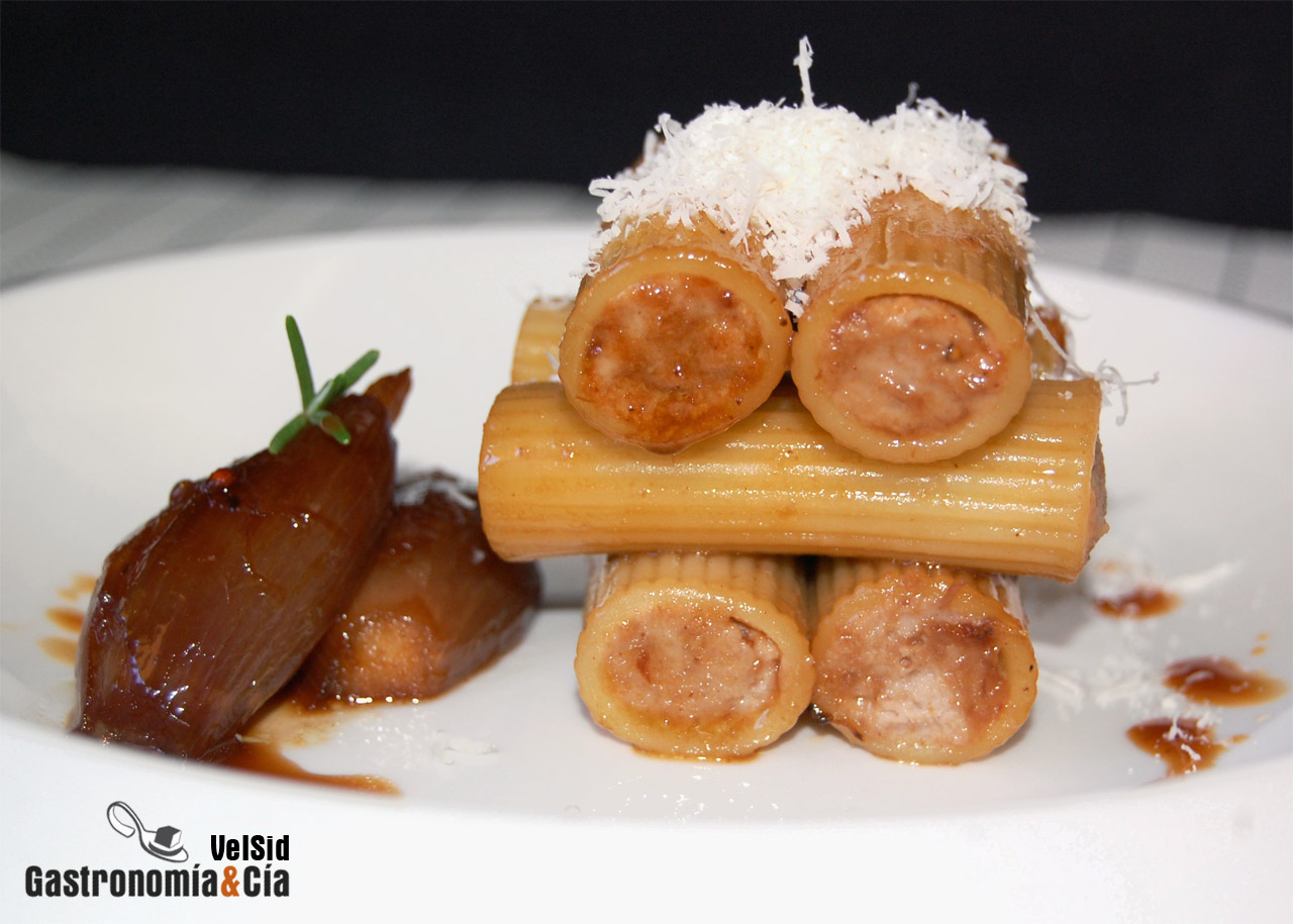 Rigatoni rellenos de cordero con chalotas caramelizadas