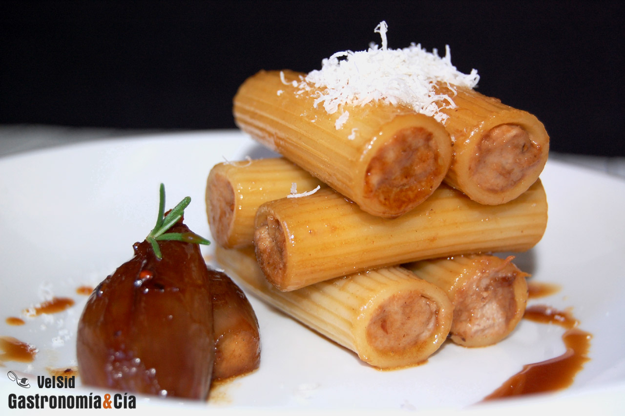 Rigatoni rellenos de cordero con chalotas caramelizadas