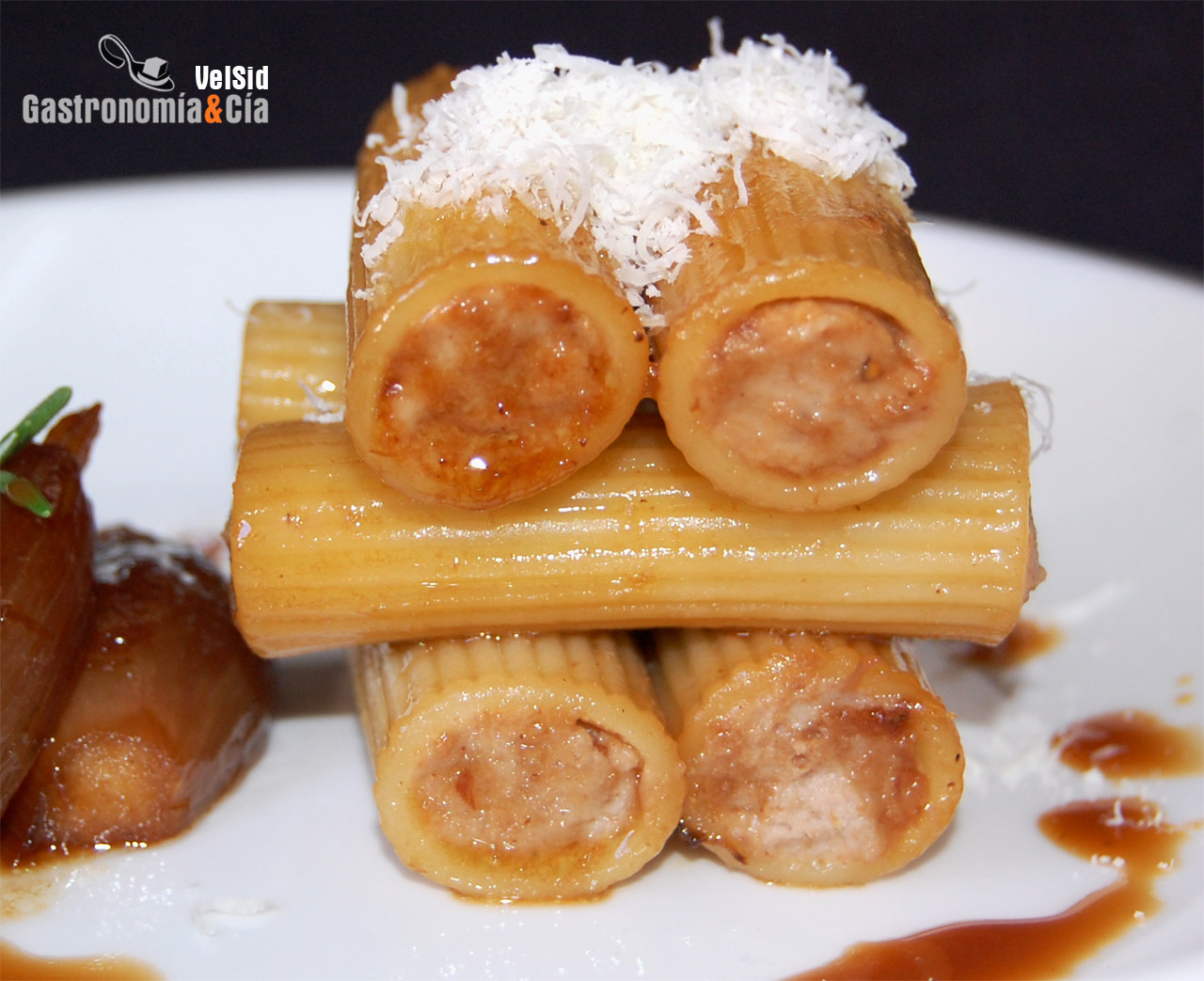 Rigatoni rellenos de cordero con chalotas caramelizadas