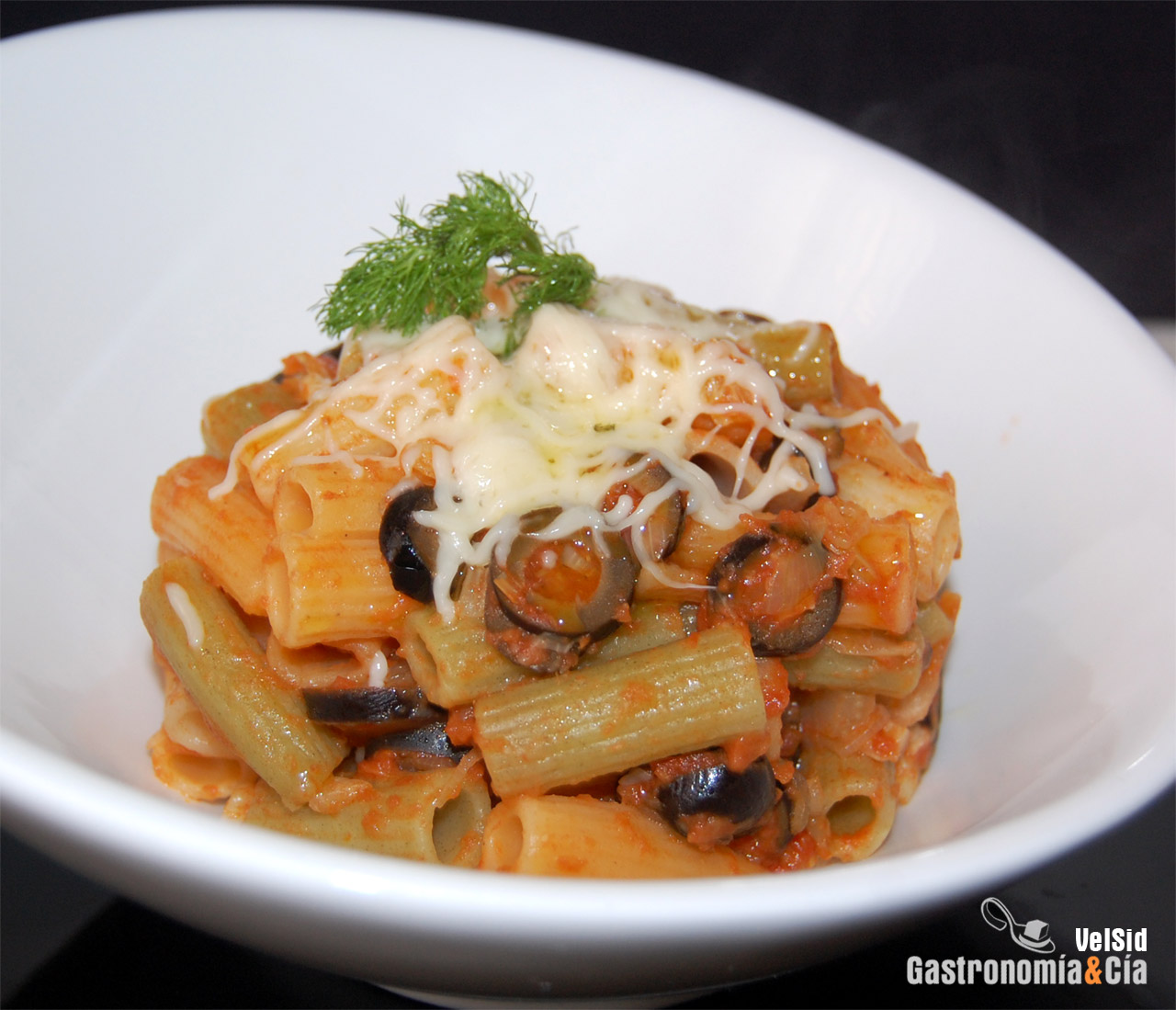 Rigatoni con hinojo y aceitunas