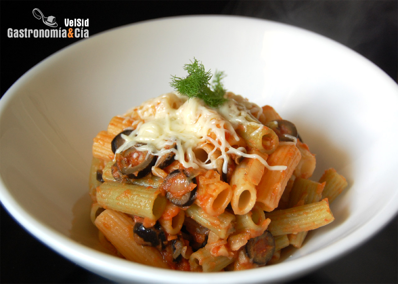Rigatoni con hinojo y aceitunas