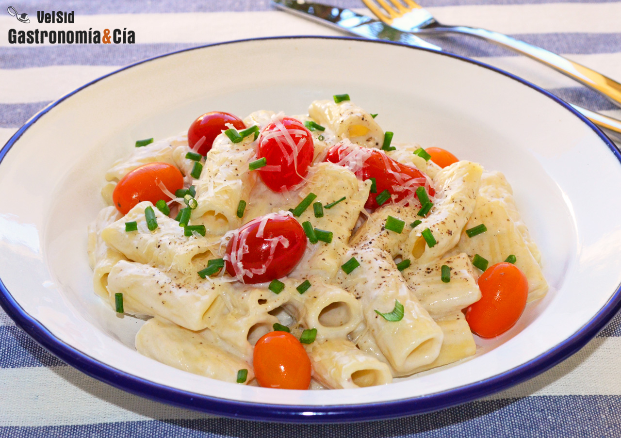 Rigatoni con salsa de queso y anchoas