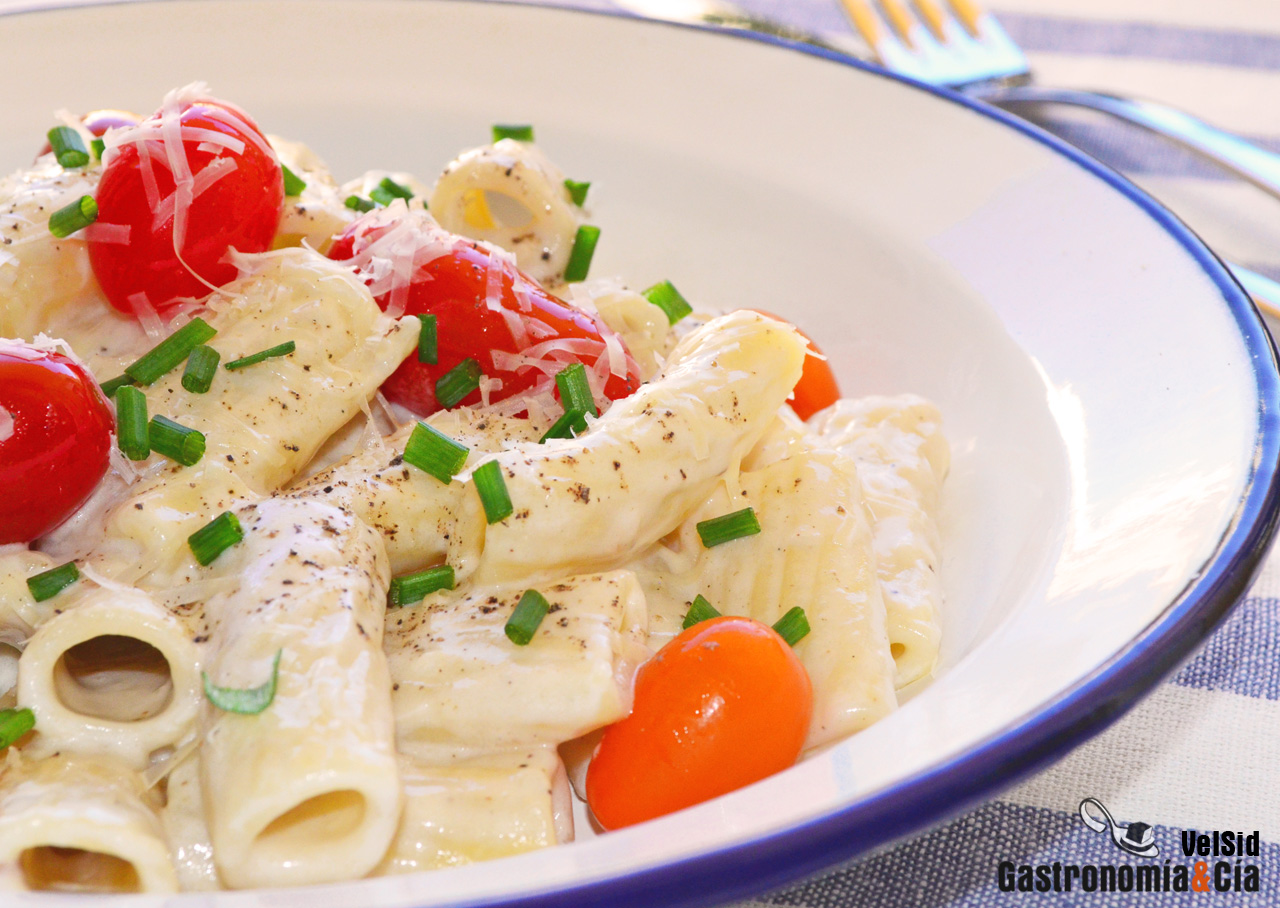 Rigatoni con salsa de queso y anchoas