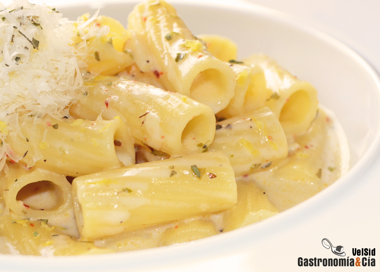 Rigatoni con sopa de parmesano