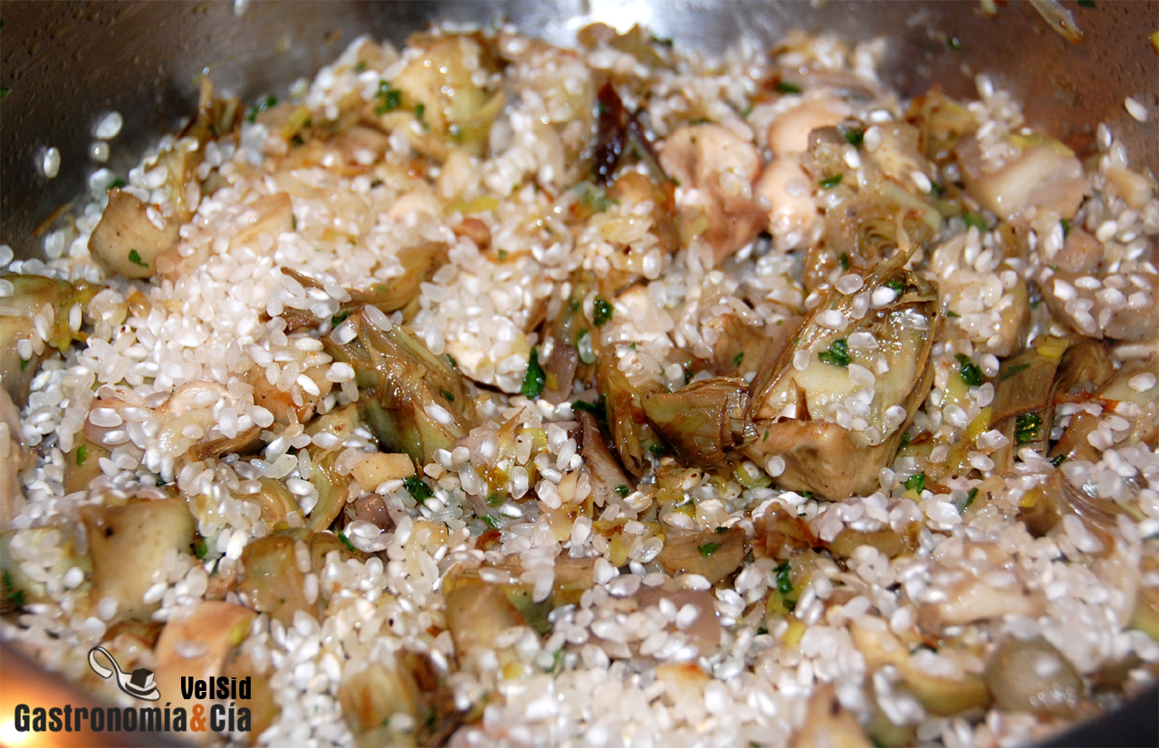Risotto de alcachofas y setas con cúrcuma