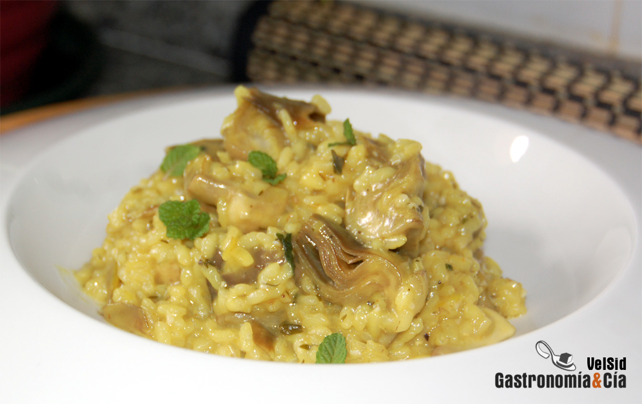 Risotto de alcachofas y setas con cúrcuma
