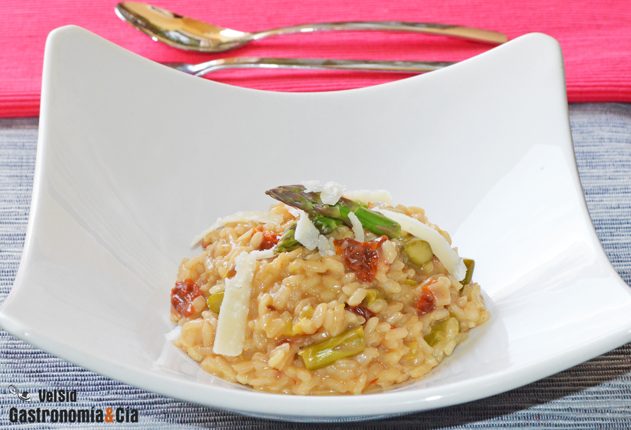 Risotto de espárragos verdes y tomates secos