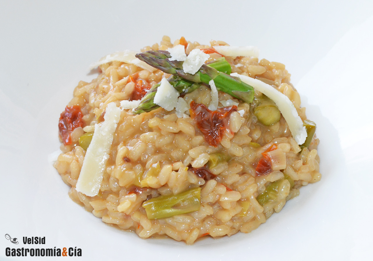 Risotto de espárragos verdes y tomates secos