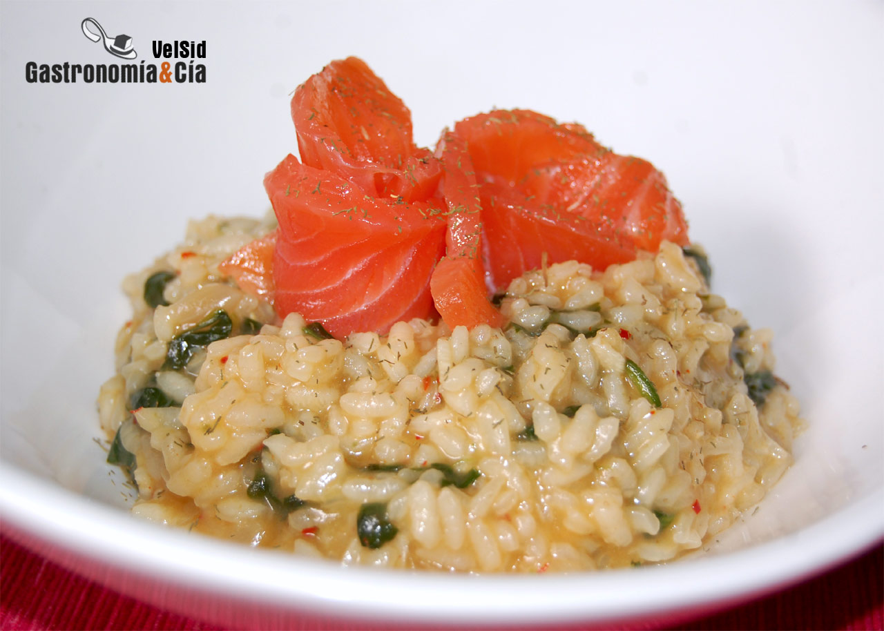 Risotto de espinacas con salmón marinado al jengibre